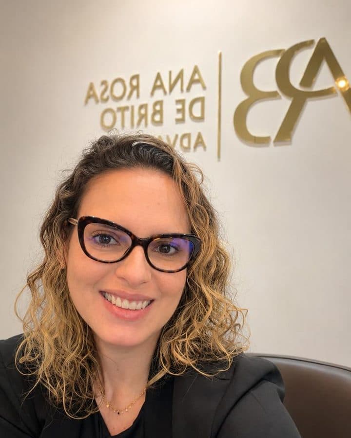 Retrato de Ana Rosa de Brito no escritório.